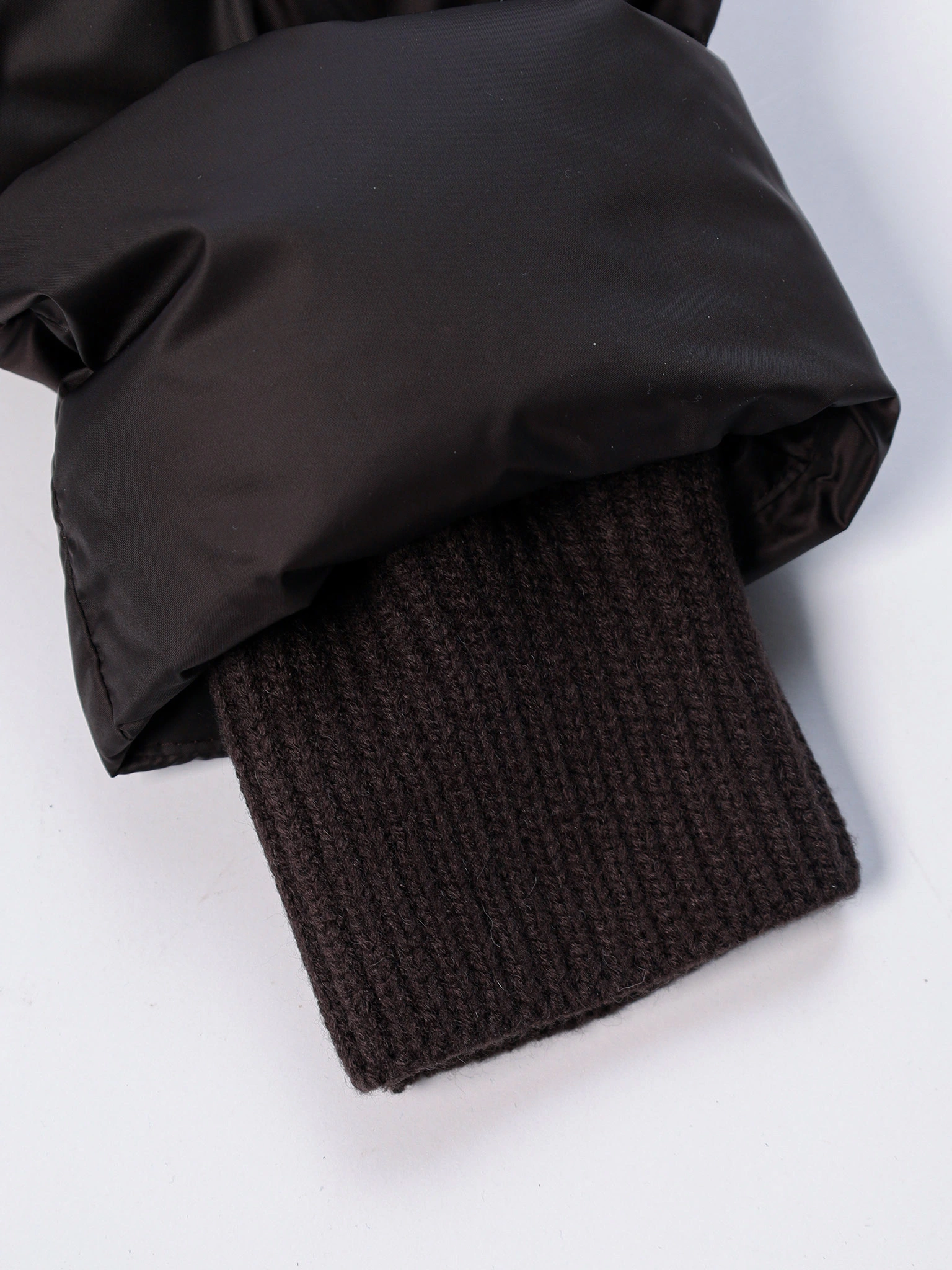 Пуховик темно-коричневого цвета прямого кроя